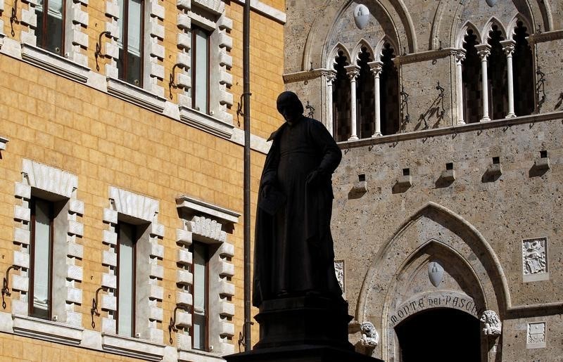 © Reuters. The main entrance of the Monte dei Paschi bank headquarters is seen in Siena