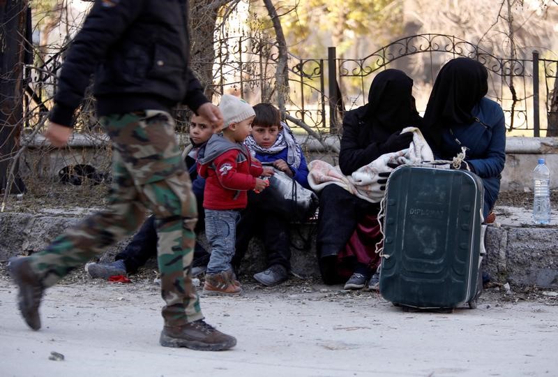 © Reuters. روسيا تقول 10500 شخص غادروا شرق حلب خلال 24 ساعة
