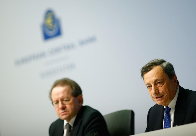 © Reuters. European Central Bank President Draghi and Vice President Constancio address a news conference at the ECB headquarters in Frankfurt