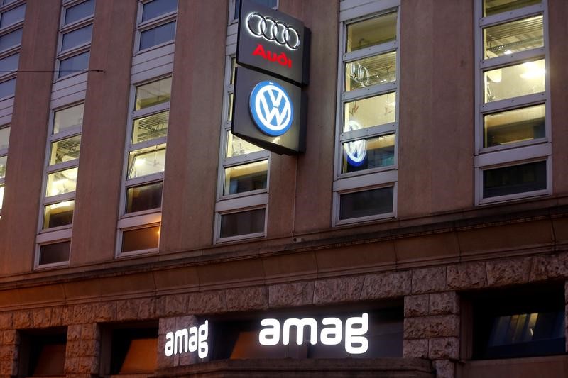 © Reuters. The logos of German car manufacturers Volkswagen and Audi and Swiss car importer AMAG are seen in Zurich