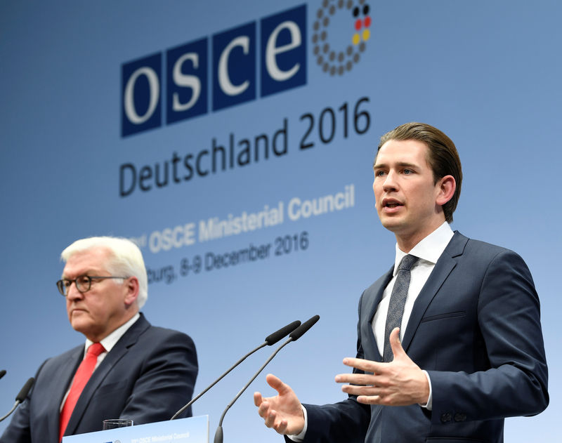 © Reuters. German Foreign Minister Steinmeier and his Austrian counterpart Sebastian Kurz at 23rd OSCE Ministerial Council in Hamburg