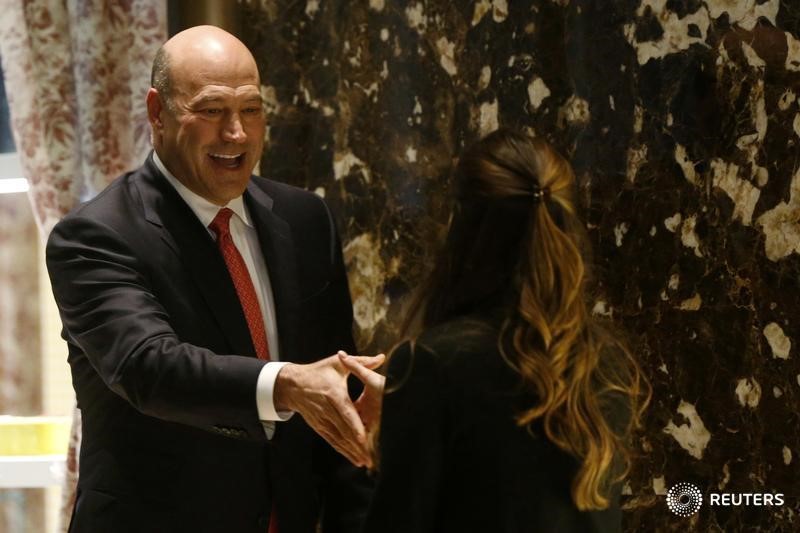 © Reuters. Gary Cohn, Goldman Sachs Group Inc president and chief operating officer, greets Madeleine Westerhout as he arrives for a meeting at Trump Tower to speak with U.S. President-elect Donald Trump in New York