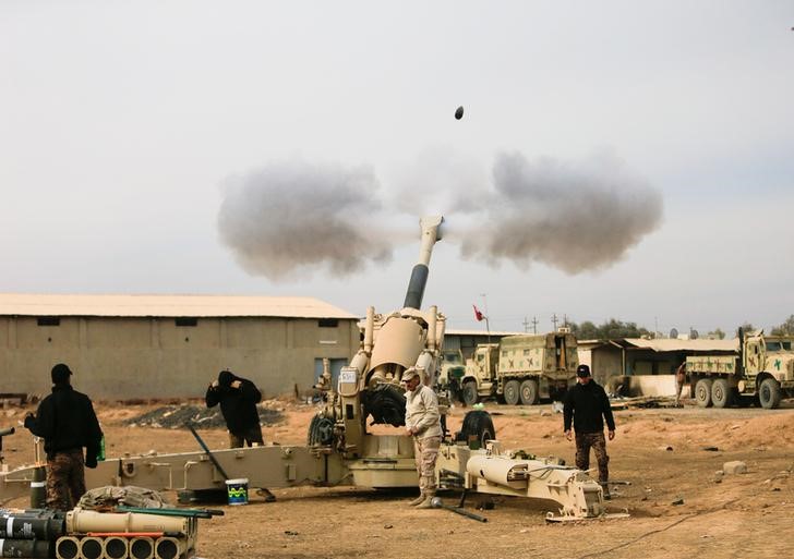 © Reuters. Exército iraquiano dispara contra posições do Estado Islâmico em Mosul