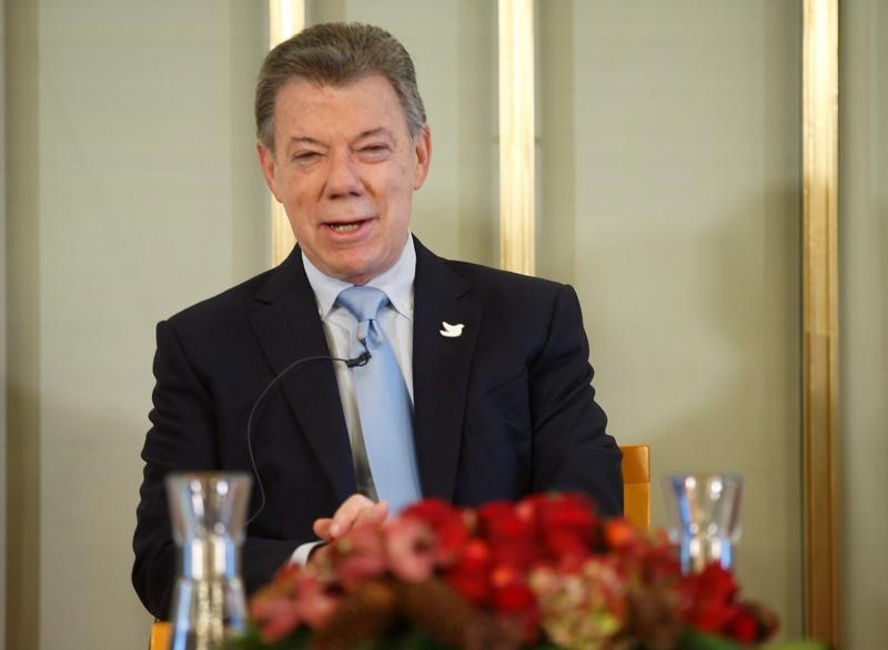 © Reuters. Santos fala durante entrevista à imprensa no Instituto do Prêmio Nobel, em Oslo