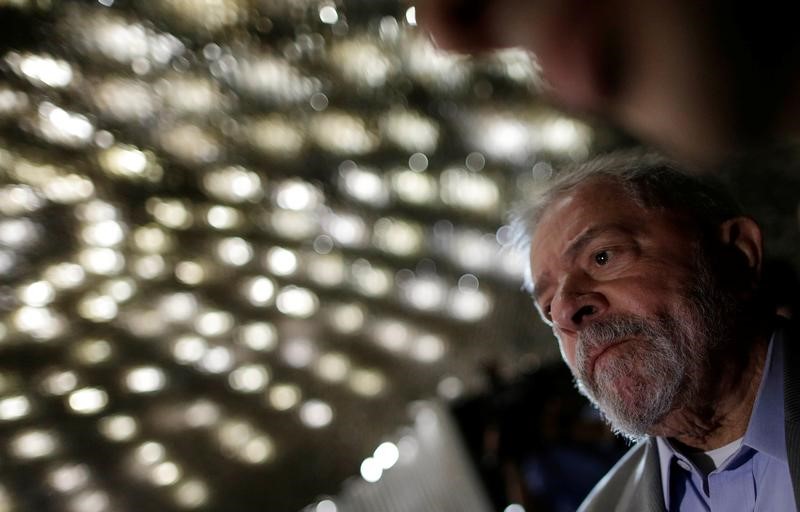 © Reuters. Lula durante votação de impeachment de Dilma no Senado