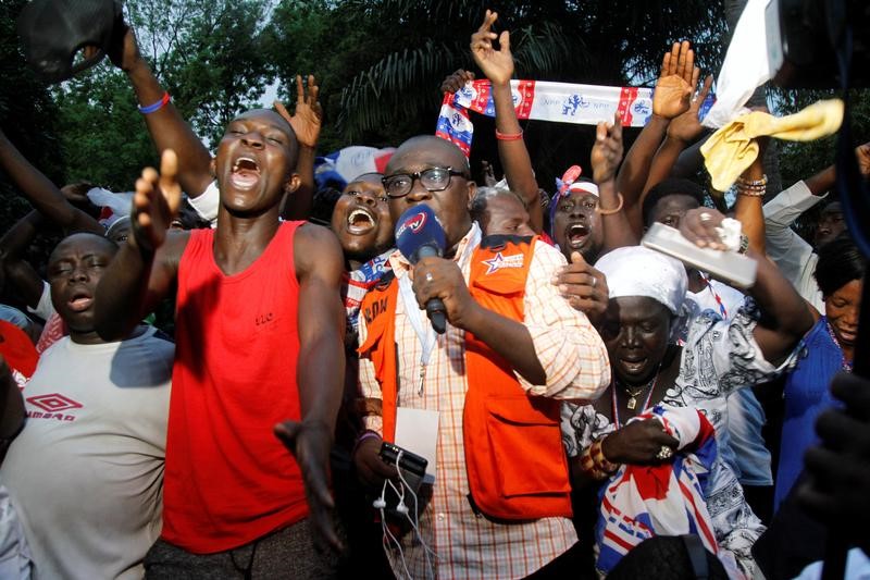 © Reuters. رئيسة اللجنة الانتخابية في غانا تعلن فوز زعيم المعارضة بانتخابات الرئاسة