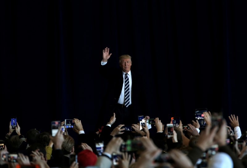 © Reuters. U.S. President-elect Donald Trump arrives to speak during a "Thank You USA" tour rally in Baton Rouge