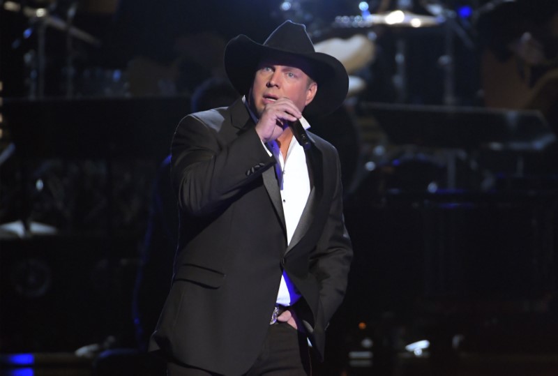 © Reuters. Garth Brooks performs a medley of songs at the 50th Annual Country Music Association Awards in Nashville