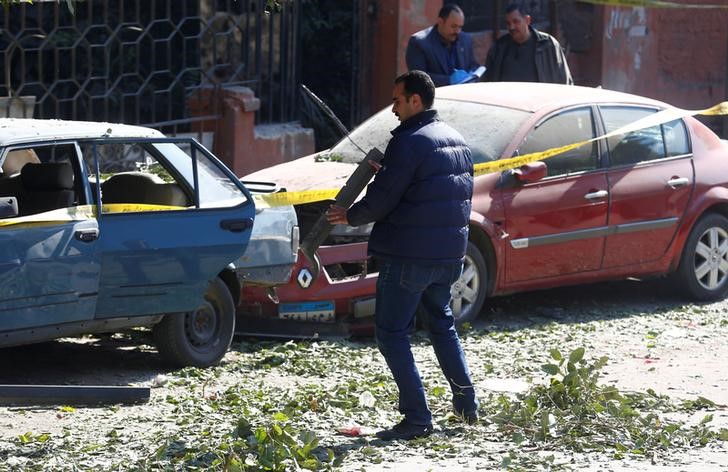 © Reuters. Local da explosão de bomba perto do Cairo