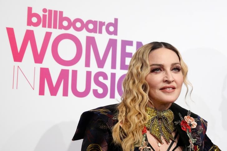 © Reuters. Madonna posa em premiação da Billboard em Nova York