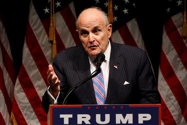 © Reuters. Giuliani faz discurso durante campanha de Trump