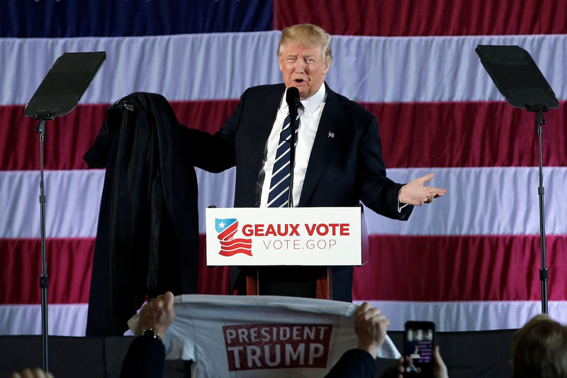 © Reuters. U.S. President-elect Donald Trump removes his coat as he speaks during a "Thank You USA" tour rally in Baton Rouge