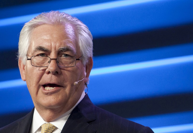 © Reuters. ExxonMobil Chairman and CEO Rex Tillerson speaks during the IHS CERAWeek 2015 energy conference in Houston