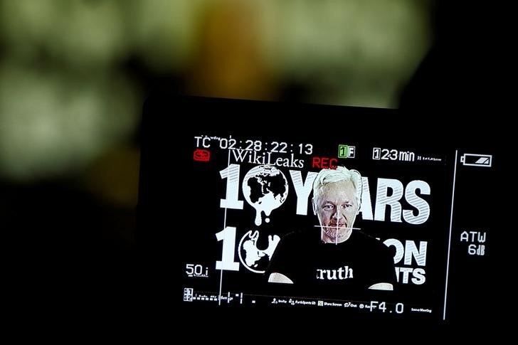 © Reuters. Julian Assange, Founder and Editor-in-Chief of WikiLeaks speaks via video link during a press conference on the occasion of the ten year anniversary celebration of WikiLeaks in Berlin