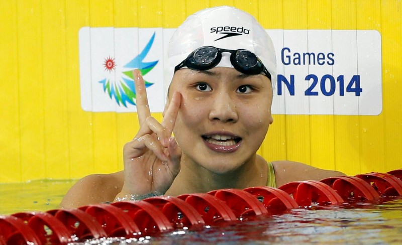 © Reuters. China's Chen celebrates after winning women's 50m freestyle final swimming competition at the Munhak Park Tae-hwan Aquatics Center during the 17th Asian Games in Incheon