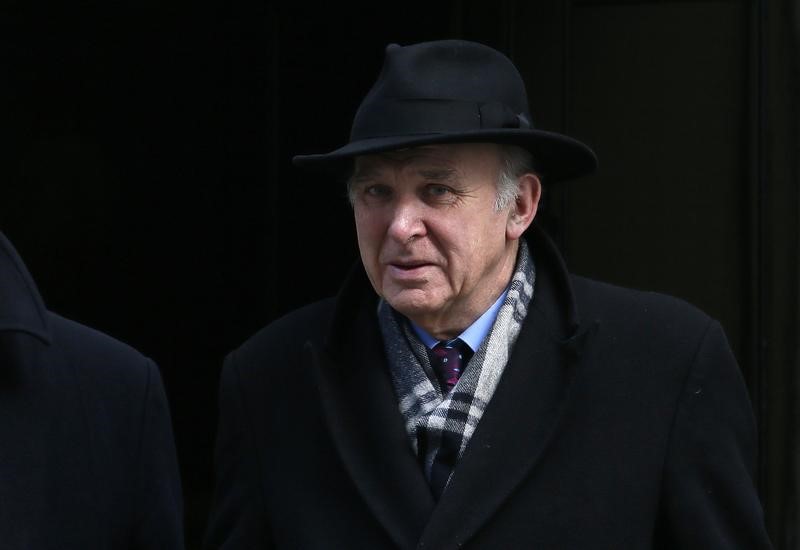 © Reuters. Britain's Business Secretary Vince Cable leaves 10 Downing Street in central London