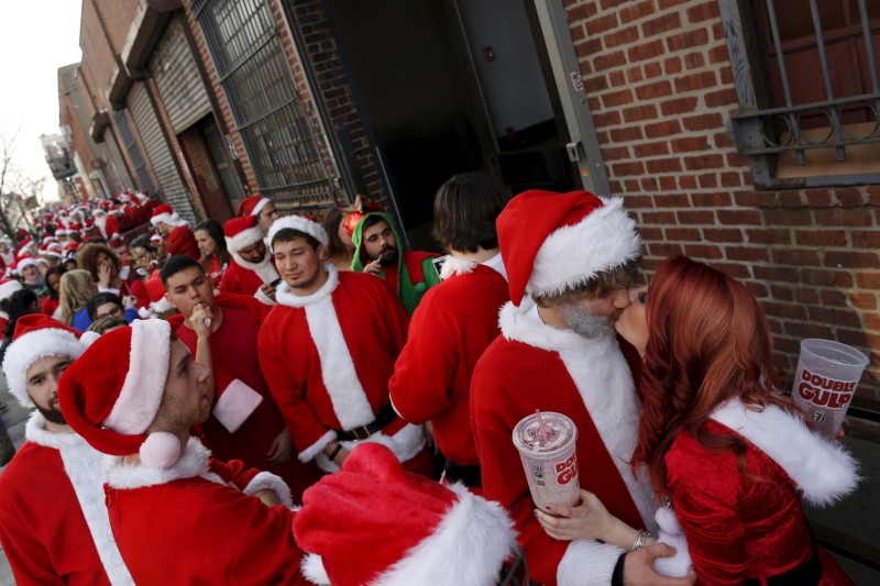 © Reuters. مدن أمريكية وعشرات الدول تستعد لاحتفال سانتاكون