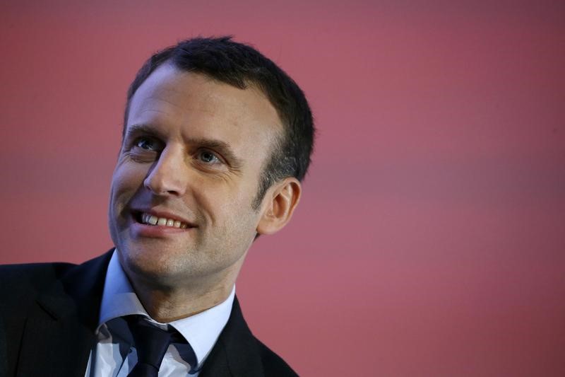 © Reuters. ماكرون "الرجل الثالث" في انتخابات الرئاسة الفرنسية يدشن حملته