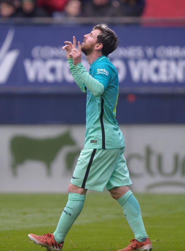 © Reuters. Messi y Suarez sellan la victoria del Barcelona frente al Osasuna