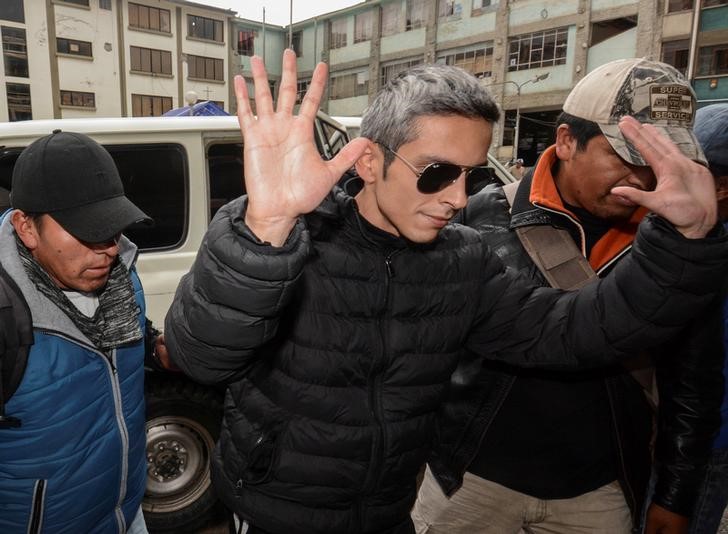 © Reuters. Gustavo Vargas Villegas of the DGAC is arrested by police officers in La Paz