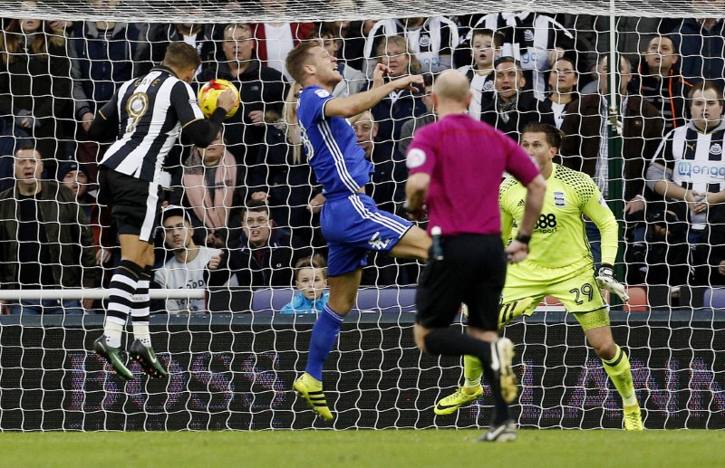 © Reuters. Newcastle United's Dwight Gayle scores their first goal