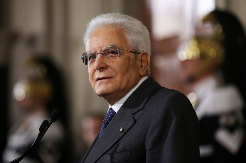 © Reuters. Italian President Sergio Mattarella leaves at the end of his consultations at the Quirinale Palace in Rome