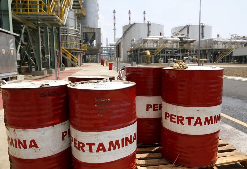 © Reuters. منتجو النفط المستقلون سيخفضون إمداداتهم 562 ألف ب/ي ضمن اتفاق عالمي