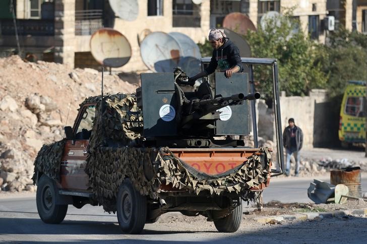 © Reuters. سوريا وروسيا تقصفان الجزء الخاضع للمعارضة في حلب لكن التقدم توقف