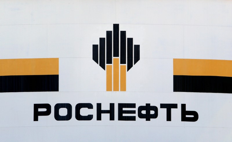 © Reuters. El logo de la petrolera rusa Rosneft en una planta en las afueras de la ciudad de Nefteyugansk en Rusia. Imagen de archivo