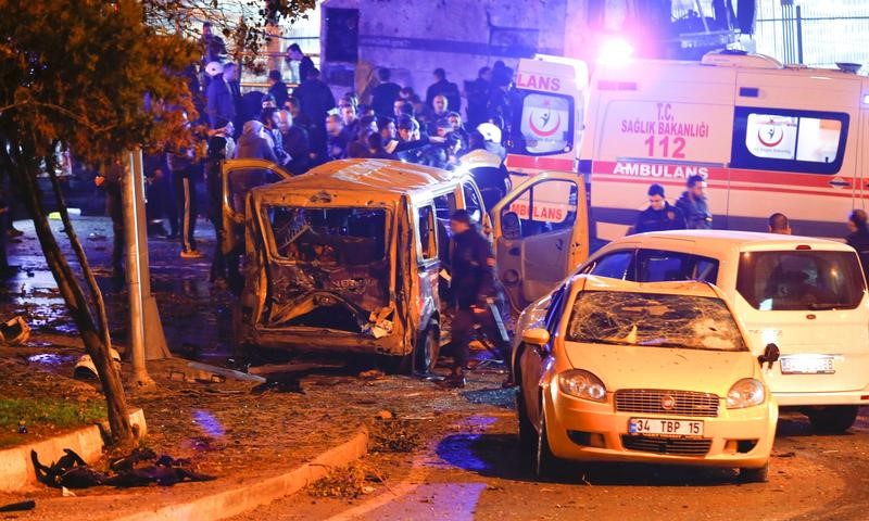 © Reuters. La policía llega al sitio de una explosión en el centro de Estambul en Turquía.