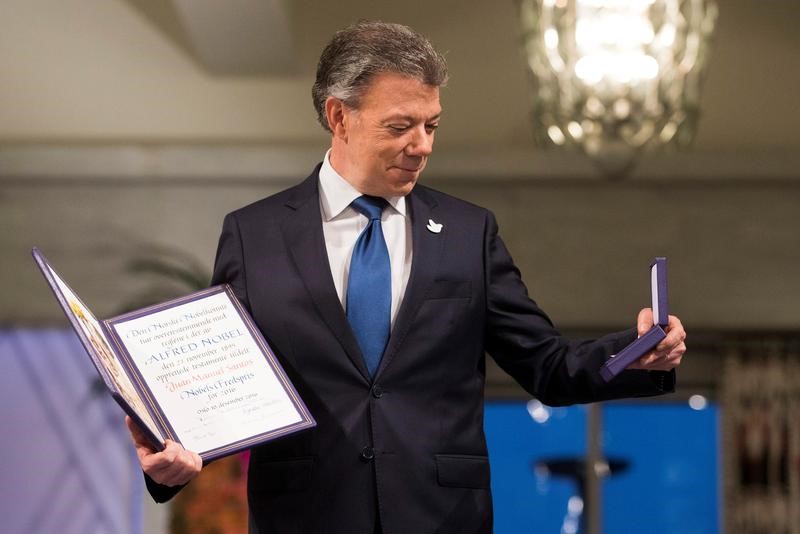 © Reuters. El presidente de Colombia,  Juan Manuel Santos, posa con la medalla y el diploma que lo acredita como premio Nobel de la Paz en la ceremonia de premiación en el ayuntamiento de Oslo. 10 de diciembre de 2016.