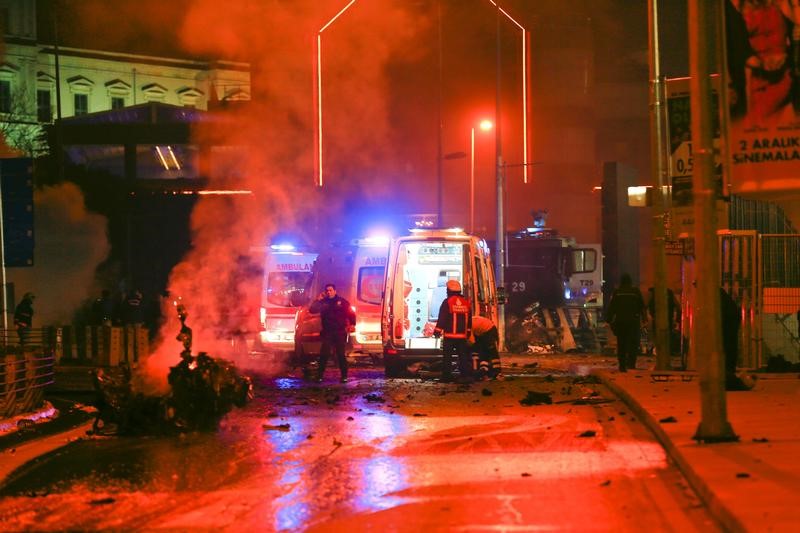 © Reuters. وزير داخلية تركيا: أحد انفجاري اسطنبول يعتقد أنه هجوم انتحاري