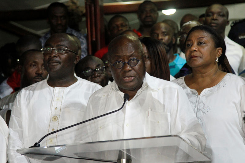 © Reuters. Ghana's president-elect Nana Akufo-Addo of the opposition New Patriotic Party (NPP) speaks during a news conference at his home in Accra
