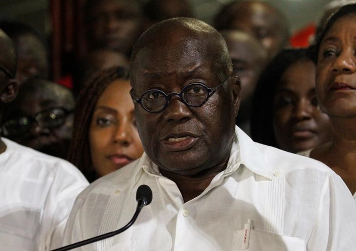 © Reuters. Ghana's president-elect Nana Akufo-Addo of the opposition New Patriotic Party (NPP) speaks during a news conference at his home in Accra