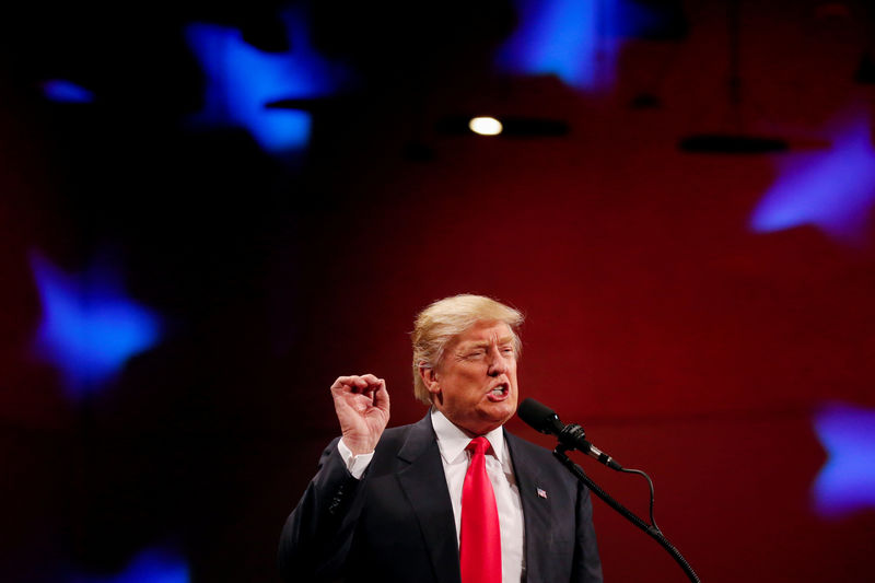 © Reuters. U.S. President-elect Donald Trump speaks at the USA Thank You Tour event at the Iowa Events Center in Des Moines, Iowa