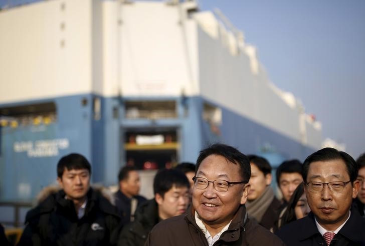 © Reuters. South Korea's new finance minister Yoo Il-ho gets a briefing in front of a car carrier during his visits to a port in Pyeongtaek