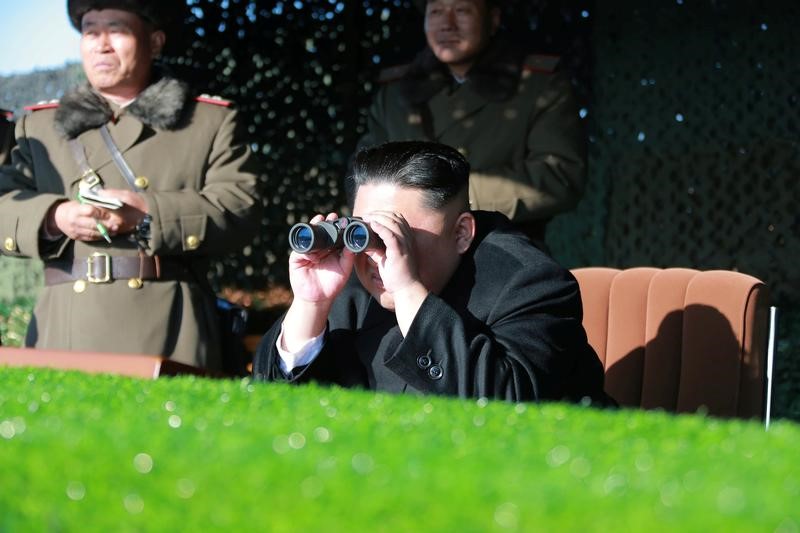 © Reuters. زعيم كوريا الشمالية يشهد تدريبا للعمليات الخاصة يستهدف جارته الجنوبية