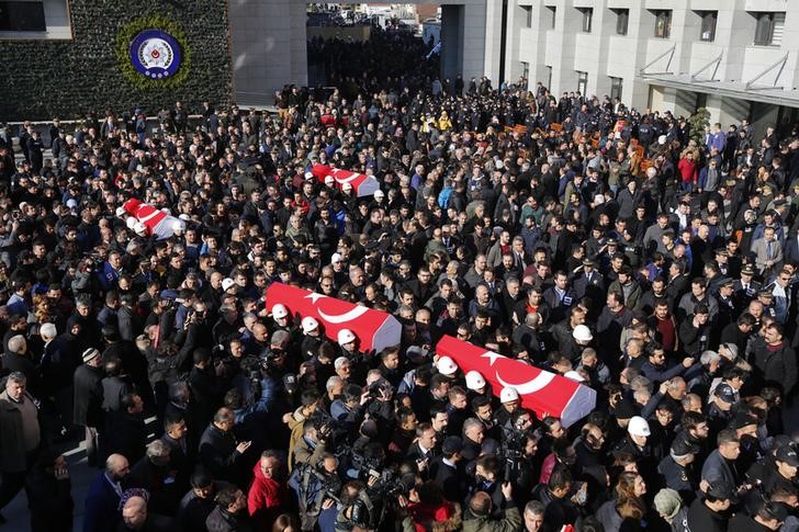 © Reuters. تركيا تتوعد بالثأر في جنازة قتلى تفجيري اسطنبول