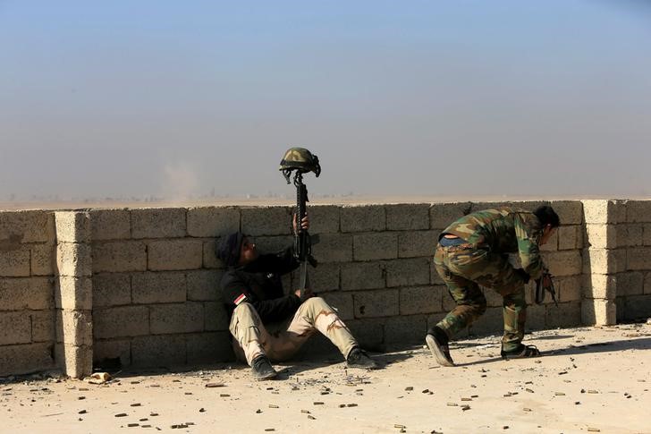 © Reuters. إصابة قائد عراقي في هجوم بقذيفة مورتر جنوبي الموصل