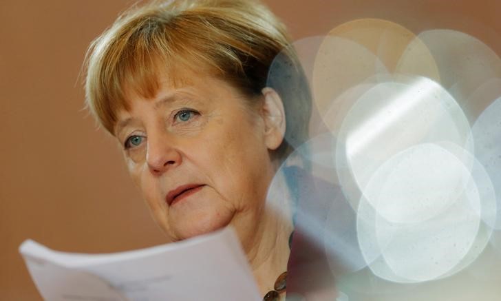 © Reuters. German Chancellor Angela Merkel attends the weekly cabinet meeting at the chancellery in Berlin