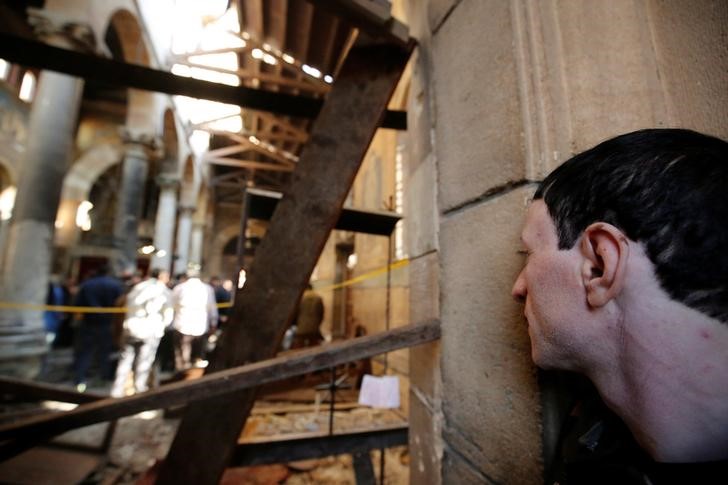 © Reuters. مقتل 25 في انفجار بكنيسة ملحقة بكاتدرائية الأقباط الأرثوذكس بالقاهرة