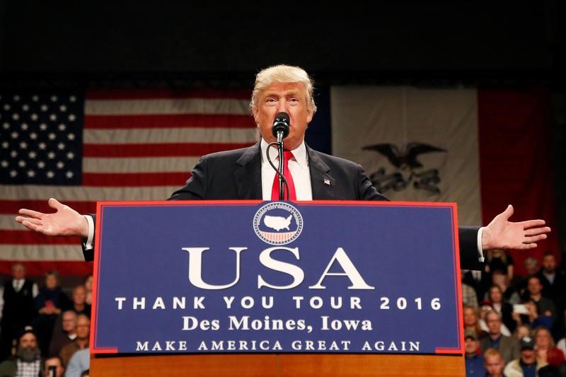 © Reuters. U.S. President-elect Donald Trump speaks at the USA Thank You Tour event at the Iowa Events Center in Des Moines, Iowa