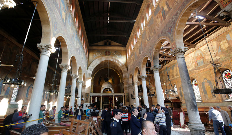 © Reuters. UNE BOMBE FAIT 25 MORTS DANS LA CATHÉDRALE COPTE DU CAIRE