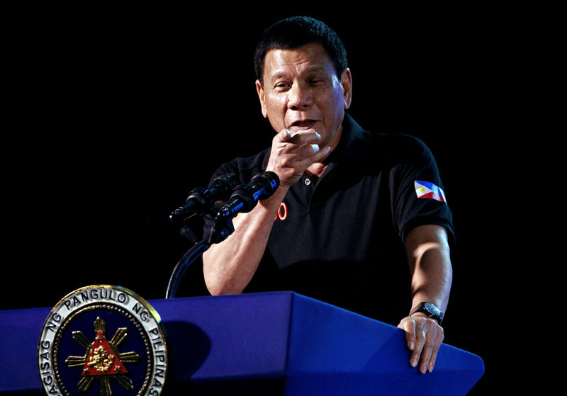 © Reuters. Philippine President Rodrigo Duterte speaks during a visit to Camp Servillano S. Aquino in San Miguel, Tarlac