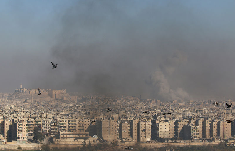 © Reuters. Smoke rises from a rebel-held area of Aleppoo