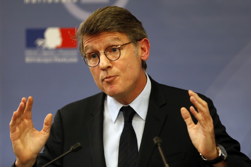 © Reuters. French Education Minister Peillon speaks during a news conference about the PISA 2012 study results at the Ministry in Paris