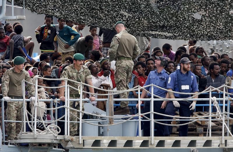 © Reuters. إنقاذ 1164 مهاجرا في البحر المتوسط والعثور على ست جثث