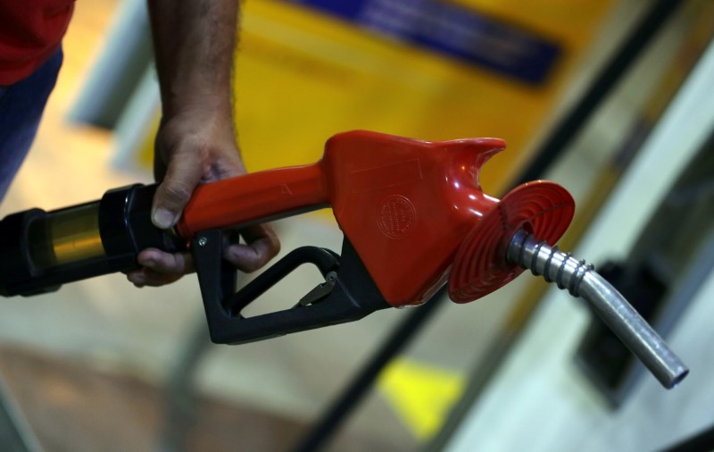 © Reuters. An employee holds a gas pump at a petrol station in Sao Paulo