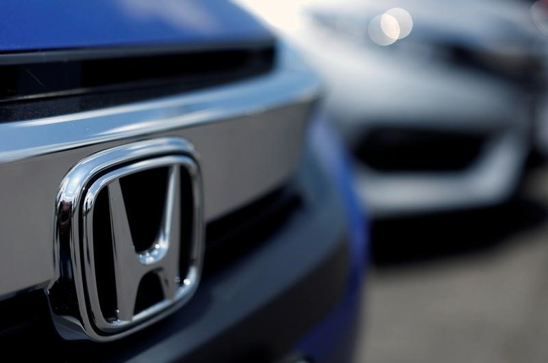 © Reuters. The Honda logo is seen on a new Civic model on a dealer's lot in Silver Spring