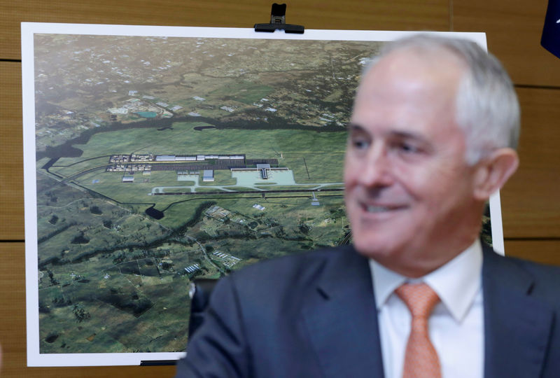 © Reuters. Australian Prime Minister Turnbull is pictured alongside an artist's impression of Sydney's second international airport